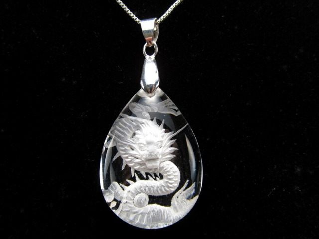 迫力 繊細手彫り 昇り龍 ドロップ型 五本爪タイプ 天然水晶 龍彫り