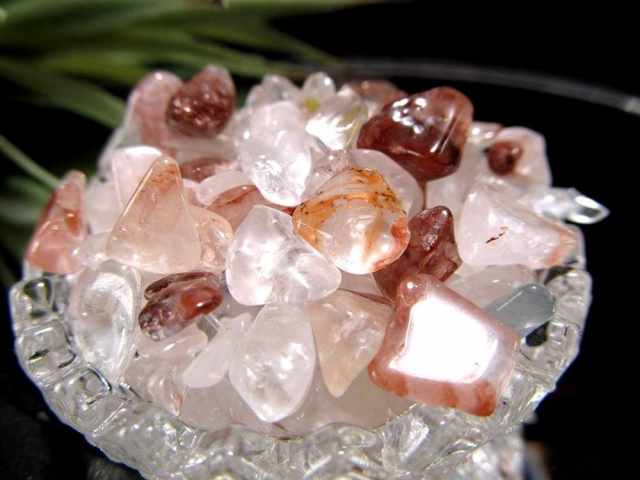 数量限定 大人気 レッドタイプ マニカラン産水晶さざれ 約100g入り 粒の大きさ約5-15mm ギャランティカード付き サザレ石 マニカラン パールヴァティー渓谷産