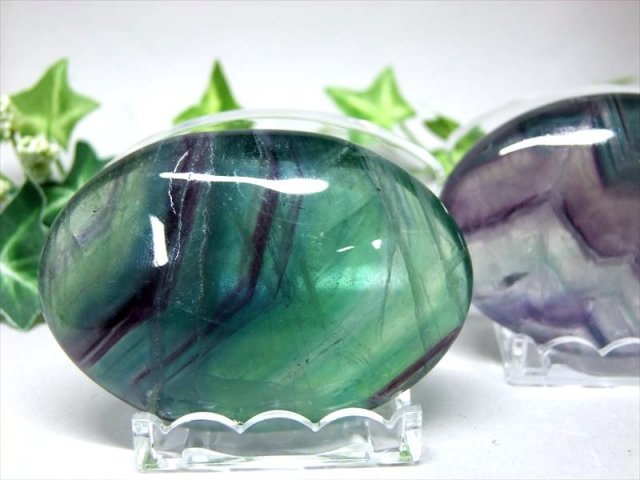 つやつや透明 レインボーフローライト 蛍石 タンブル ホットストーン形状 1個売り 重さ 約80g-90g 大きさ約6cm×4cm マッサージ用天然石 タンブル アメリカ産