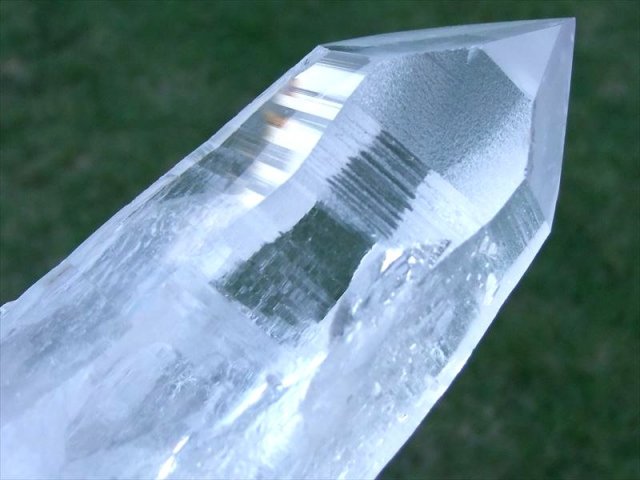 産地直送 セルフフィールド有り 虹たっぷり レムリアンシード クラスター 長さ約172mm 約925g ギャランティカード付き 古代の叡智を封じ込めた水晶 1点物