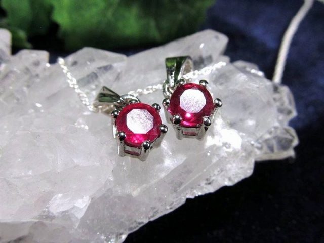 極上5A ルビー ペンダントトップ ラウンドカット型 石サイズ約5mm 1個