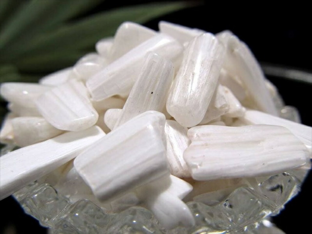注目の鉱物! ゼオライト(沸石) さざれ 約200g 粒約3mm-25mm 有害なものを浄化する石 消臭や湿度調節にも 浄化用・インテリアに インド産