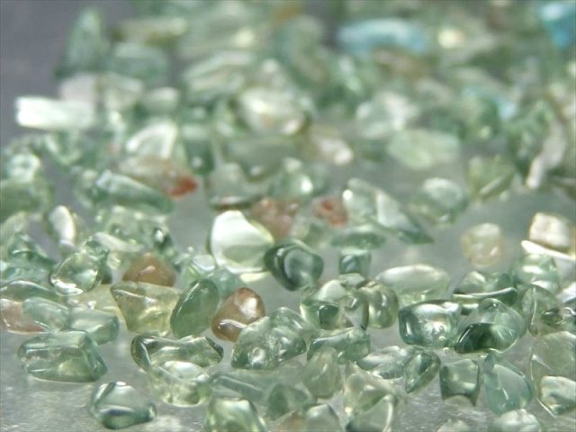 小粒タイプ 透明感抜群・濃色 グリーン アパタイト さざれ 約100g 粒約4mm-8mm 透明感抜群 ブラジル産 パワーストーン 天然石