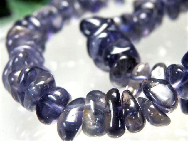 神秘的なバイカラー アイオライト さざれ ブレスレット 粒サイズ約7mm-12mm 3月誕生石 天然石 透明感抜群 夢や目標へ導く石 誠実・貞操・徳望の象徴