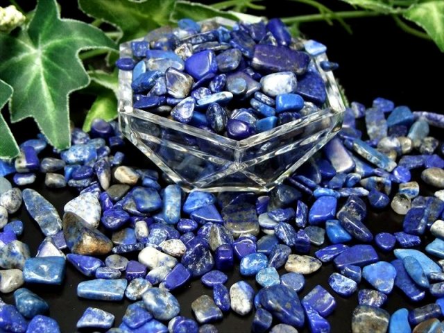 中粒 ラピスラズリ さざれ 約200g 粒の平均約4mm-13mm 幸運の象徴 世界