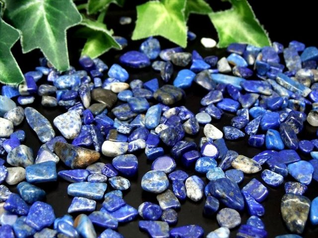 中粒 ラピスラズリ さざれ 約200g 粒の平均約4mm-13mm 幸運の象徴 世界