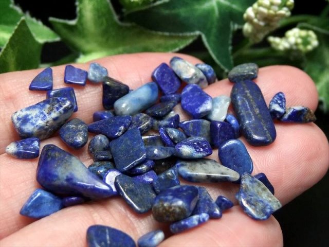 中粒 ラピスラズリ さざれ 約200g 粒の平均約4mm-13mm 幸運の象徴 世界 