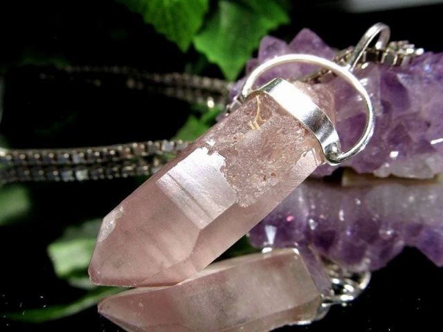 癒しの力を秘めたヒーリングストーン リチウムクォーツラフポイント ペンダントトップ 長さ約35.8mm 約5.4g ラフタイプ 美しい透明感と優しい色合い 1点物