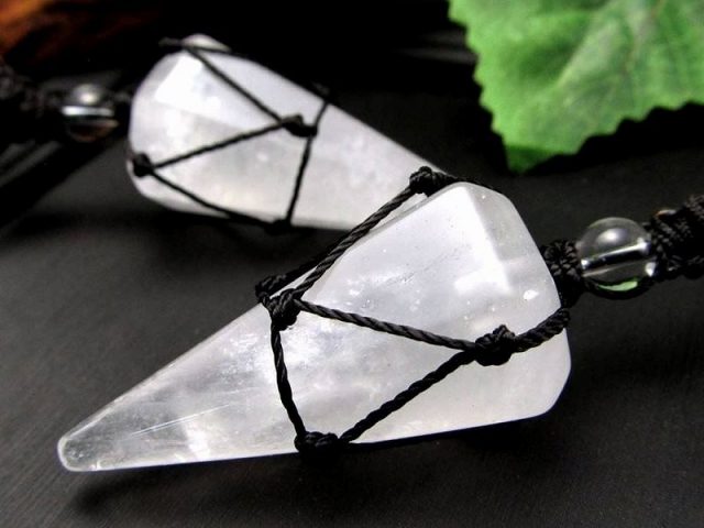 水晶 6面カット ペンデュラム ネックレス 石サイズ:約38mm/ネックレス長さ:約36cm 長さ調整可能 編み込みデザインが魅力 4月の誕生石 ブラジル産