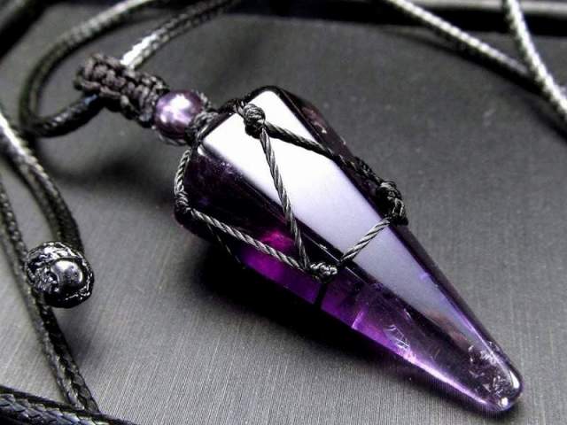 アメジスト 6面カット ペンデュラム ネックレス 石サイズ:約38mm/ネックレス長さ:約36cm 長さ調整可能 編み込みデザインが魅力 2月の誕生石 ブラジル産