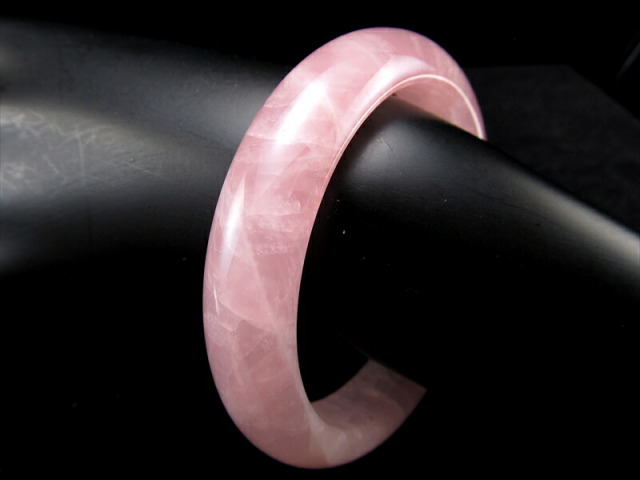 店頭展示中 つぎ目なし ローズクォーツ 紅石英 バングル 幅約13.5mm前後 存在感あるバングルタイプ 美と愛の女神の石 ブラジル産 パワーストーン 天然石