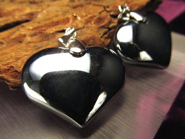 テラヘルツ鉱石 ハート型 ペンダントトップ 横約26mm 1個売り 可愛いハート型 つやつや光沢 話題の 高純度 テラヘルツ 鉱石 2026年 検査機関にて検査済み