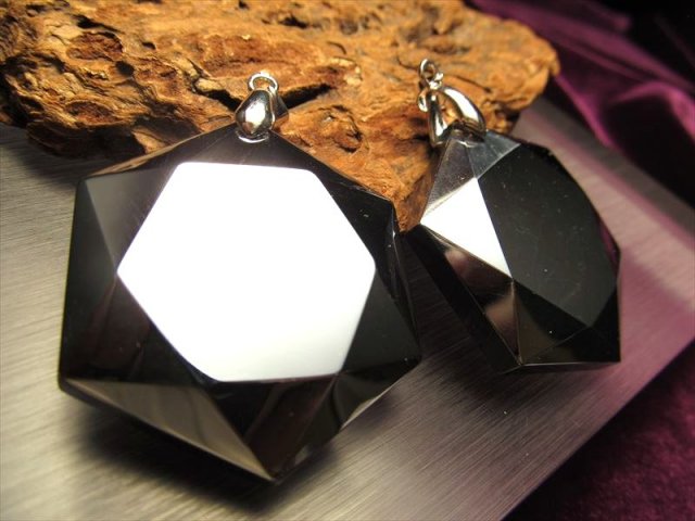 テラヘルツ鉱石 六芒星 ペンダントトップ 大サイズ 縦約35-40mm 1個売り カットの美しい六芒星 つやつや光沢 話題の 高純度 テラヘルツ 鉱石 2026年