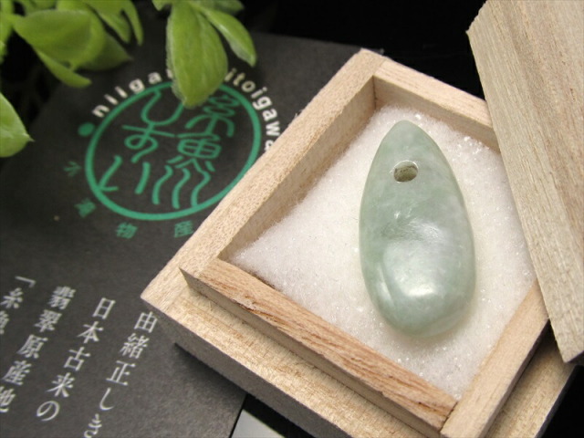 翡翠勾玉 宝石 hisui 工芸品 縄文 弥生 須恵器 翡翠 勾玉 硬玉大珠 魔