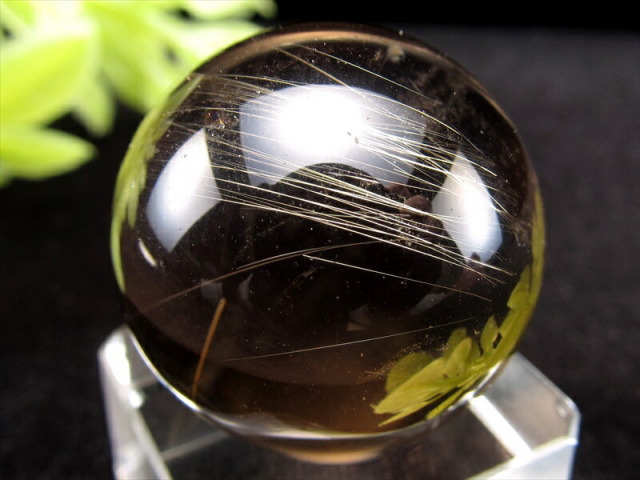 スモーキー 3A 束状＆きらきら繊細 ゴールドルチル 水晶（スモーキークォーツ）丸玉 φ25mm 21g 金運・運気アップに 台座付 1点もの