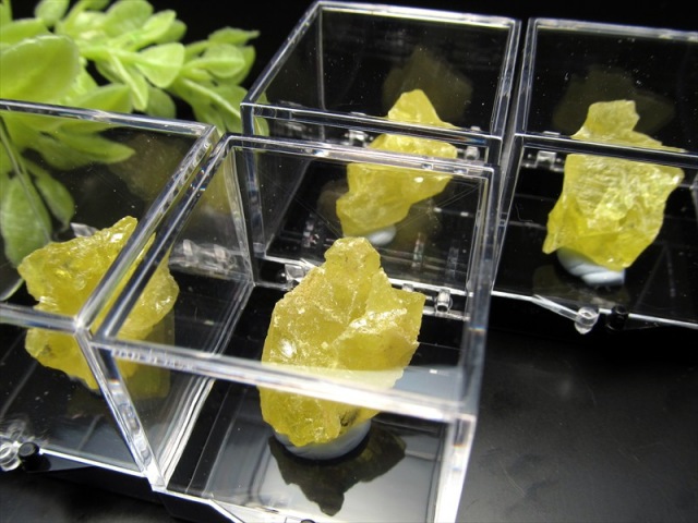 ミニチュア原石シリーズ Mサイズ 自然硫黄 原石 サイズ35ミリ×35ミリの