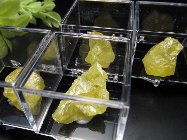 ミニチュア原石シリーズ Mサイズ 自然硫黄 原石 サイズ35ミリ×35ミリの