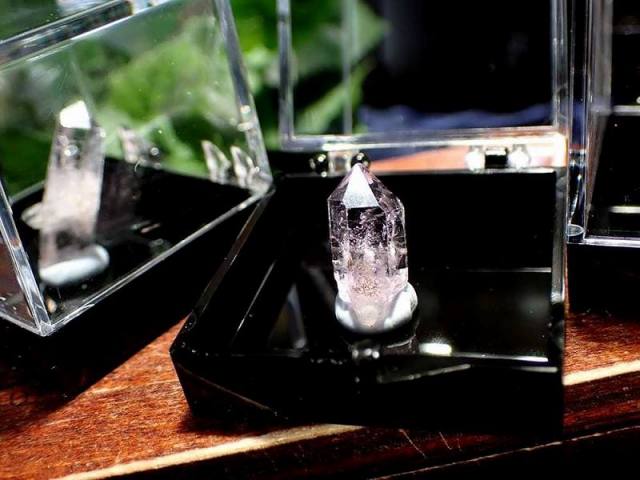 23:59までP2倍 ミニチュア原石シリーズ ベラクルス州産 アメジスト 結晶原石 ケース付き 石サイズ約12mm-20mm 世界で最も美しいアメジスト 採掘鉱山が閉山
