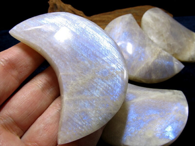 ムーンストーン 月型 置物 重さ約130g-160g 1個売り 輝くシルバーシラーとブルーシラー 永遠の愛の象徴 6月の誕生石 月長石 インド産