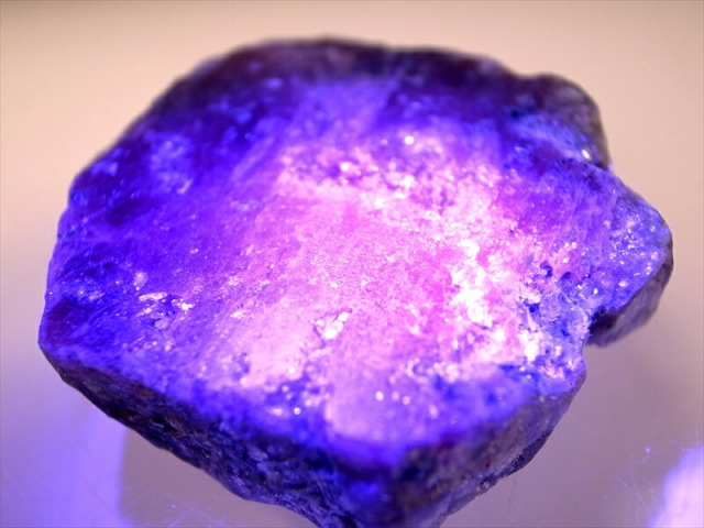 UVライトで蛍光あり ルビー 六角形 原石 結晶 1個売り 重さ90g-100g