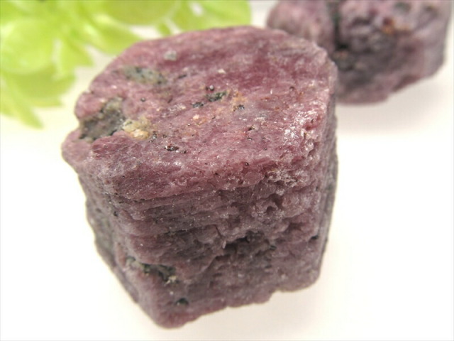 UVライトで蛍光あり ルビー 六角形 原石 結晶 1個売り 重さ90g-100g 宝石の女王 勝利と情熱を象徴する石 結晶原石 大人気のナチュラル原石 紅玉