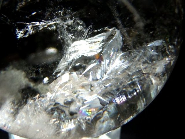 超希少 虹・貫入り 超透明 マニフェストクォーツ丸玉 置物 LED台座付き 直径55mm 重さ235g 激レア くっきり貫入水晶 レインボー 虹入り水晶