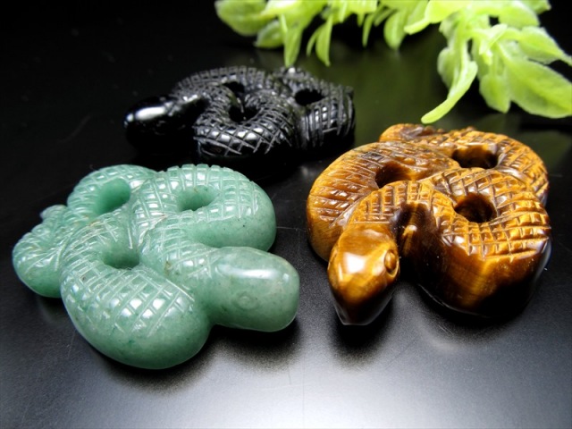 売切り価格 天然石 蛇 彫刻置物 幅約50mm前後 金運・幸運の象徴 へびの彫刻 パワーストーン 天然石 ss-50