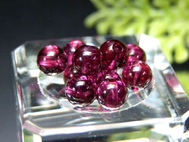 現品撮影の27粒 S級 1粒売り ロードライトガーネット 4.5mm-5mm 魅惑のパープルレッドカラー 真実の愛の石 歴史上最も古い宝石のひとつ 赤紫色の柘榴石