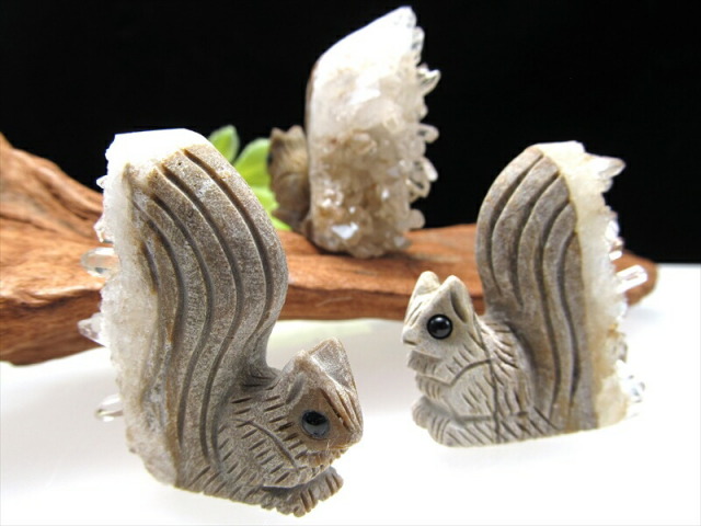 手乗りサイズ！ メノウ(瑪瑙) りす 彫刻置物 幅約40mm 重さ約27g 人間