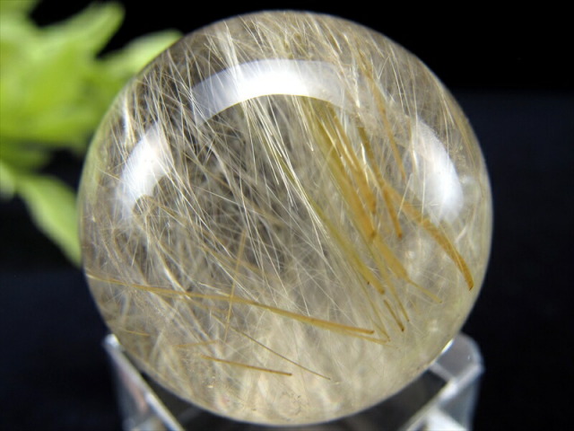 無数の彗星！4A きらきら繊細 ゴールドルチル 水晶 丸玉 φ28mm 30g 金運・運気アップに 台座付 1点もの バイヤー厳選 海外買い付け品
