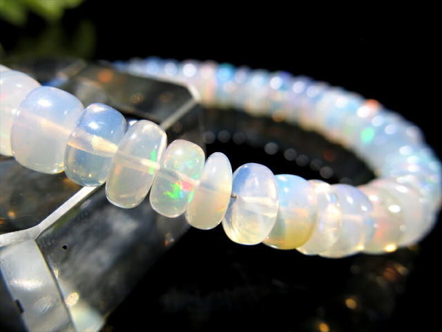 ハイクオリティ! プレシャスオパール(蛋白石) ボタン型ブレスレット