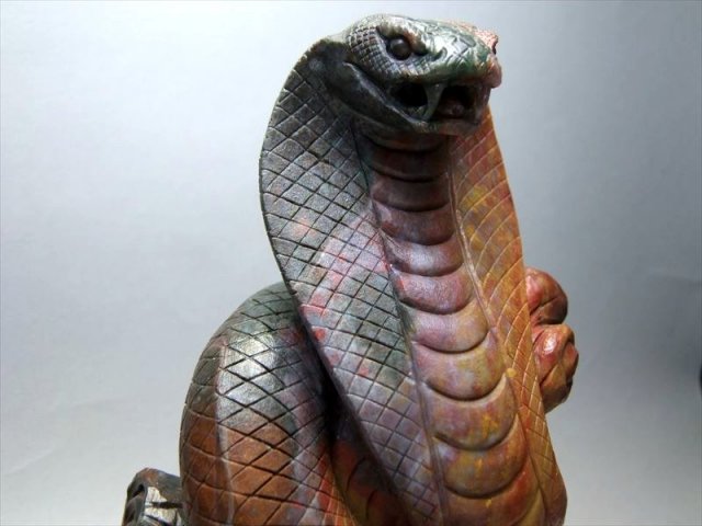 天然石 碧玉【ジャスパー】の龍蛇様の 置物です。サイズは約12㌢×9㌢ 990g 本物の質感 縁起物 ジャスパー ヘビ（白蛇）彫刻置物 高さ約