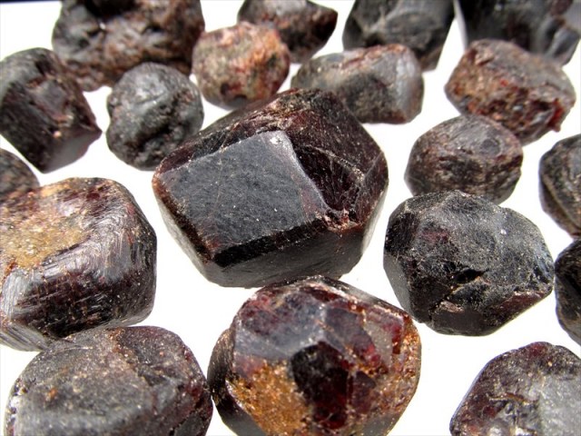 努力が実る石 ガーネット 原石 1個売り 15g-20g 光で透ける母岩薄め