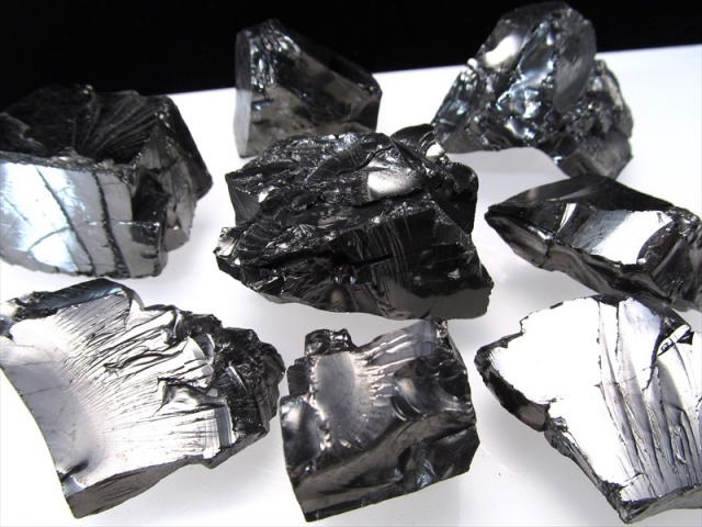 1個売り エリートシュンガイト 原石 10g-15g 光沢感満載 炭素高純度 地球上で唯一天然フラーレンを含む希少鉱物 カレリア共和国産 パワーストーン 天然石