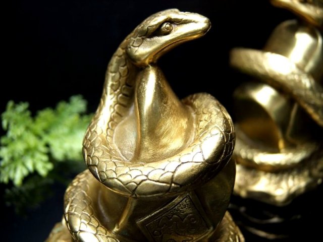 今年の干支 巳 へび 元宝を抱える招財ヘビ 置物 重さ390g前後 高さ80mm前後 縁起物 金運をつかさどる弁財天の化身 パワーストーン 天然石