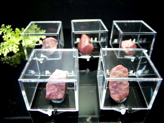 レア物　ルビーインゾイサイト　ルビー　天然石　原石　鉱物　コランダム　魔除け レア物 ルビーインゾイサイト ルビー 天然石 原石 鉱物