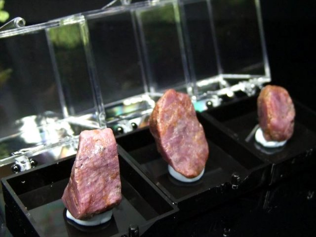 ミニチュア原石シリーズ レア産地 ルビー コランダム 原石 ケース付き