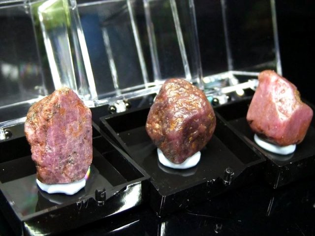 ミニチュア原石シリーズ レア産地 ルビー コランダム 原石 ケース付き