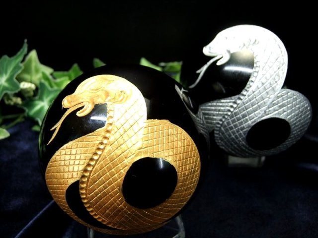 今年の干支 巳 へび 小サイズ 蛇彫り オブシディアン 丸玉 直径47mm前後 重さ150g前後 1個売り 縁起物 神の使い ヘビモチーフ 金運・幸運の象徴