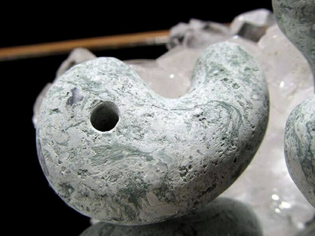 正規品 日本銘石協会 十和田石 勾玉 縦約33mm×横約24mm 1個売り 国産石使用 マイナスイオンの力 仕事運・癒し 証明書付属 秋田県産