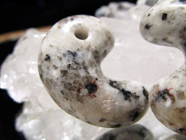 正規品 日本銘石協会 釈迦ヶ岳産 伊勢石 勾玉 縦約22mm×横約17.5mm 1個売り 国産石使用 ラドンの力で注目 薬石の逸品 厄払い・健康運