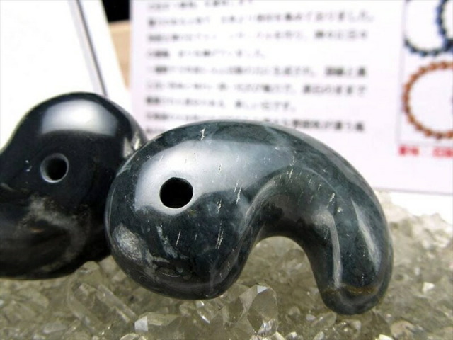 正規品 日本銘石協会 神居古潭 勾玉 縦約32mm×横約22mm 1個売り Mサイズ 深緑の風格が宿る伝説の石 厄除け・浄化 証明書付属 北海道産 sp パワーストーン