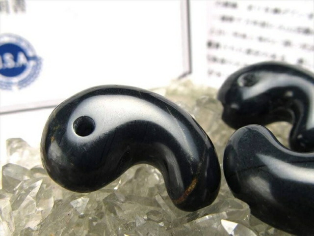 正規品 日本銘石協会 神居古潭 勾玉 縦約20mm×横約14mm 1個売り Sサイズ 深緑の風格が宿る伝説の石 厄除け・浄化 証明書付属 北海道産