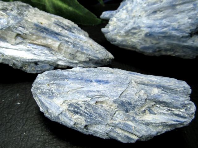 水晶共生あり カイヤナイト 原石 1個売り 重さ約150g-180g 独立心や探究心を強める石 心安らぐペールブルーとホワイトの色合い 藍晶石 ブラジル産 ngt