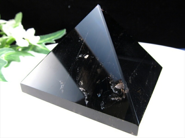 虹入り！ モリオン ピラミッド 231g 黒水晶 置物 ピラミッドパワー 天然石 パワーストーン 邪気払いの石最強の魔除け 邪気払いの石 チベット産