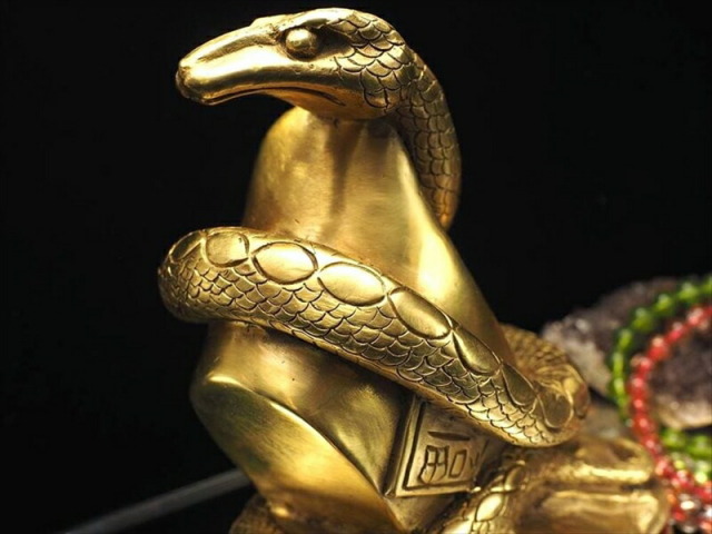 今年の干支 巳（へび） 元宝を抱える招財ヘビ 大サイズ 置物 重さ1171g 高さ145mm前後 縁起物 金運をつかさどる弁財天の化身