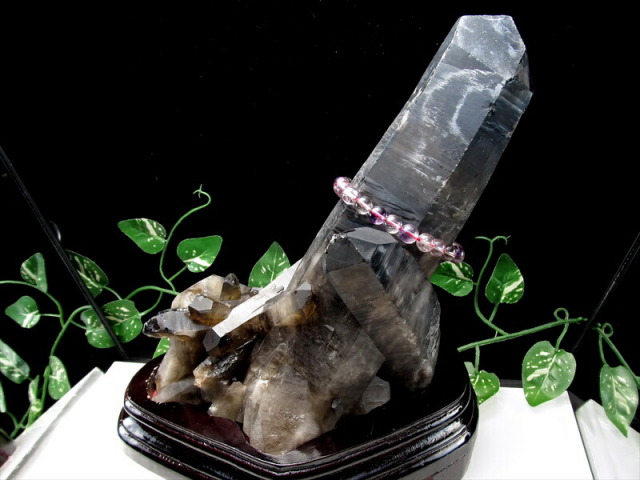 圧倒的支持 天然 黒水晶 (モリオン) クラスター原石 木製台座付 重さ  