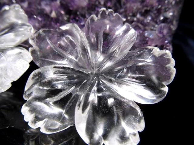 春の訪れ 桜モチーフ Sサイズ 天然水晶 桜彫刻置物 最大幅約3.5cm-4cm 純粋と浄化を象徴する万能パワーストーン インテリアやお守りとしても ブラジル産