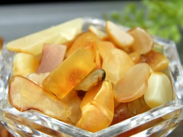 ナチュラルチップタイプ 中サイズ MIXアンバーさざれ 約50g 粒の大きさ 平均約4mm-10mm 希少な蜜蝋の粒入り 精神の癒し・エネルギーの活性化