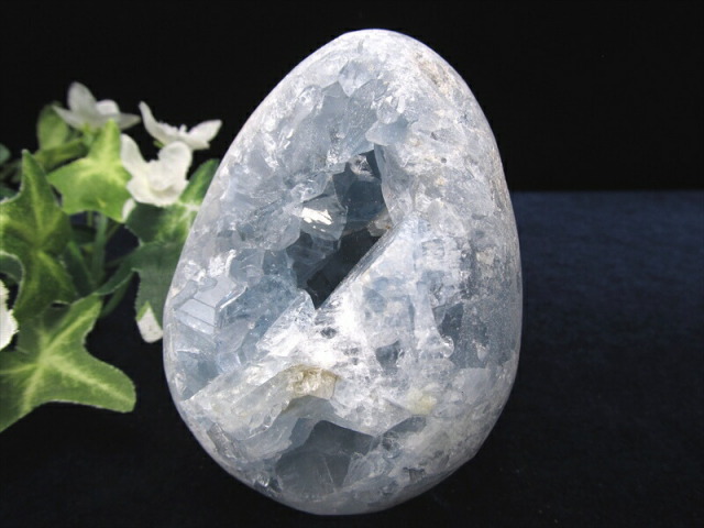 ころんとたまご型 セレスタイト 原石 幅81mm 重さ476g 清浄、博愛、休息の象徴 極上天然石 天青石 透明感のある空色 一点もの マダガスカル産 パワーストーン